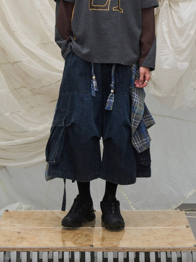 Street Style: Versatile Ways to Wear a Short, Detachable Checkered Scarf with Jeans or American-Style Loose-Fit Wide-Leg Pants