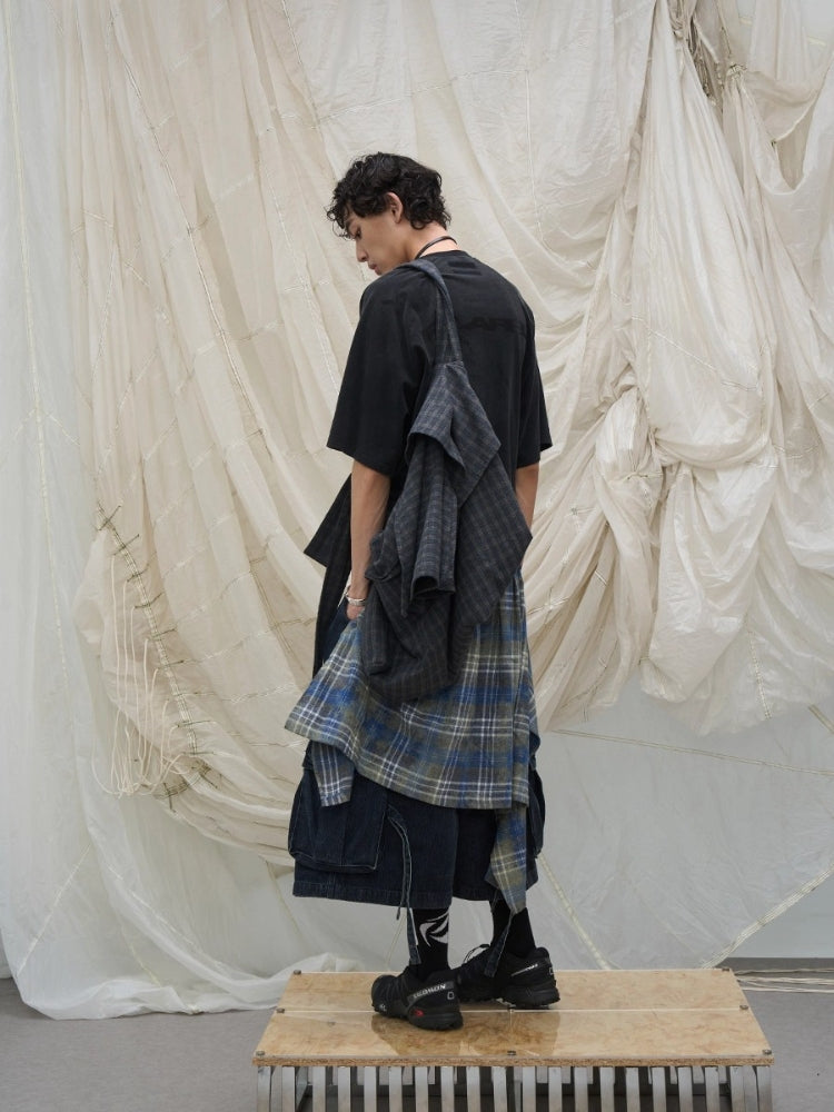 Street Style: Versatile Ways to Wear a Short, Detachable Checkered Scarf with Jeans or American-Style Loose-Fit Wide-Leg Pants