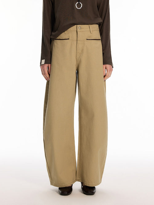All-Cotton Khaki Casual Pants with Color-Blocked Leather Straps, Straight-Cut Side Pockets, and Curved-Leg Silhouette