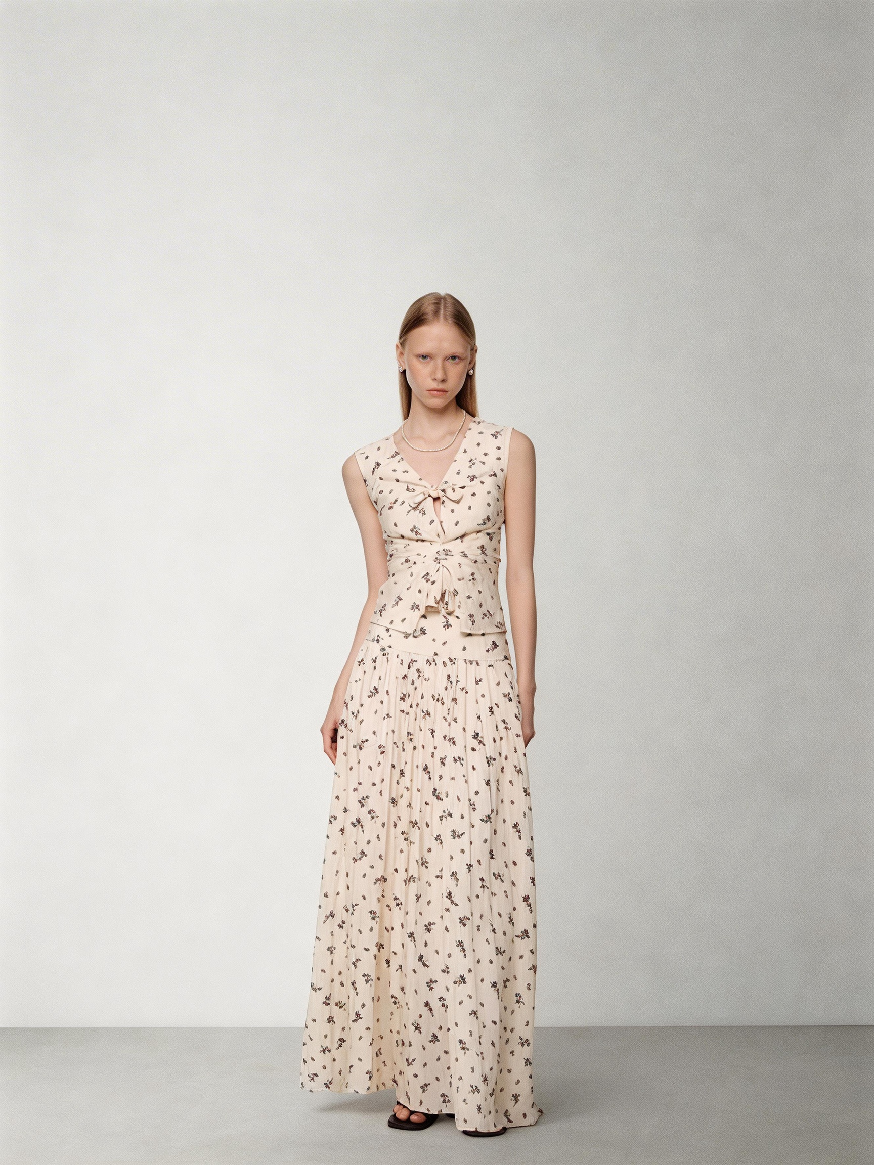 SHROENRO Collection: Fashionable V-neck Floral Print Top and Skirt Set, Just Like Bai Bingke's